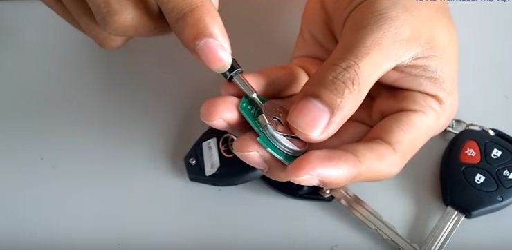 hướng dẫn cách thay pin chìa khóa xe ô tô