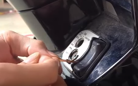 Cách mở cốp xe máy Honda khi quên chìa khóa