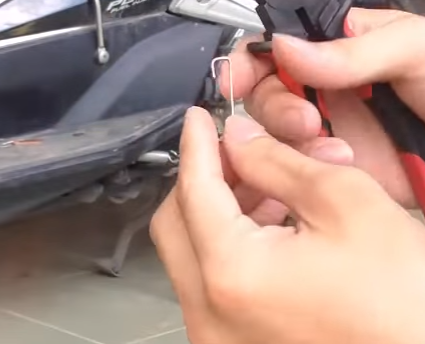 Cách mở cốp xe máy Honda khi quên chìa khóa