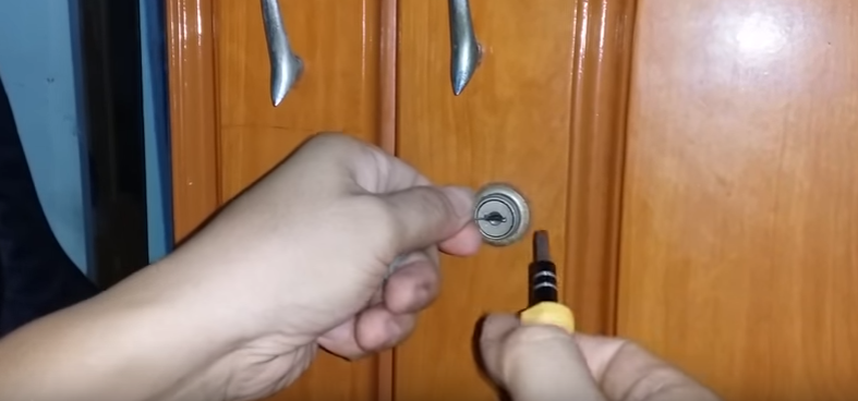 Cách mở khóa cửa tủ khi bị mất chìa khóa