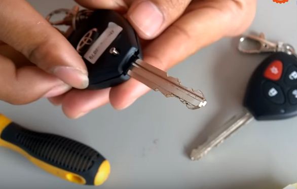 hướng dẫn cách thay pin chìa khóa xe ô tô